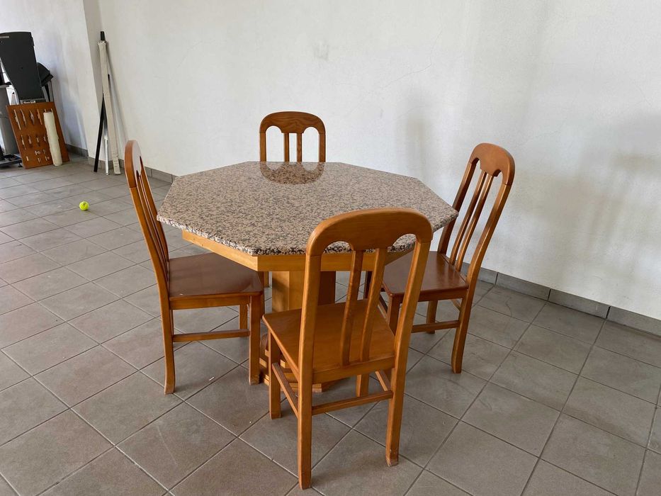 Mesa octogonal em madeira, tampo granito