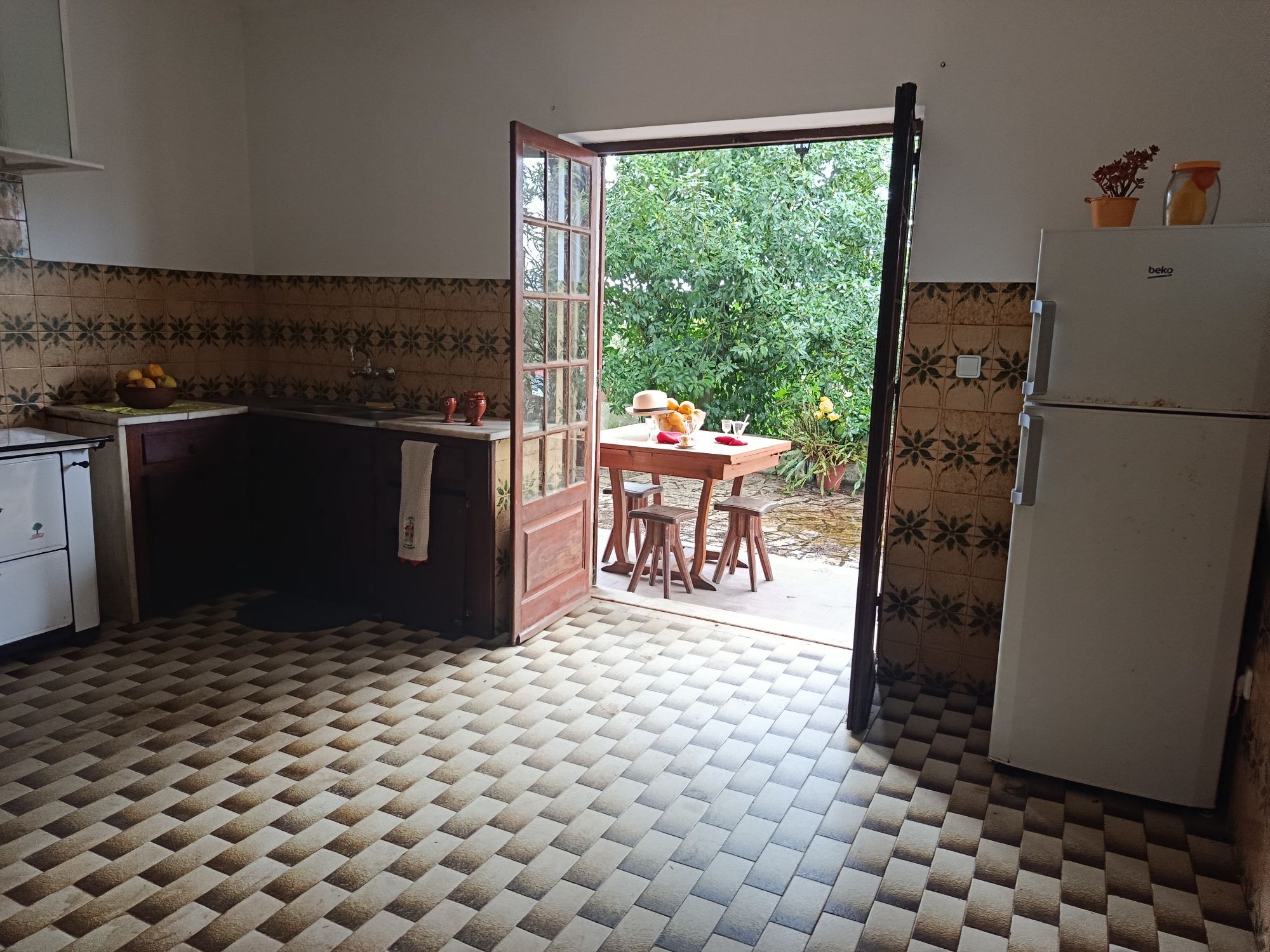 Moradia pronta a habitar com terreno e anexos