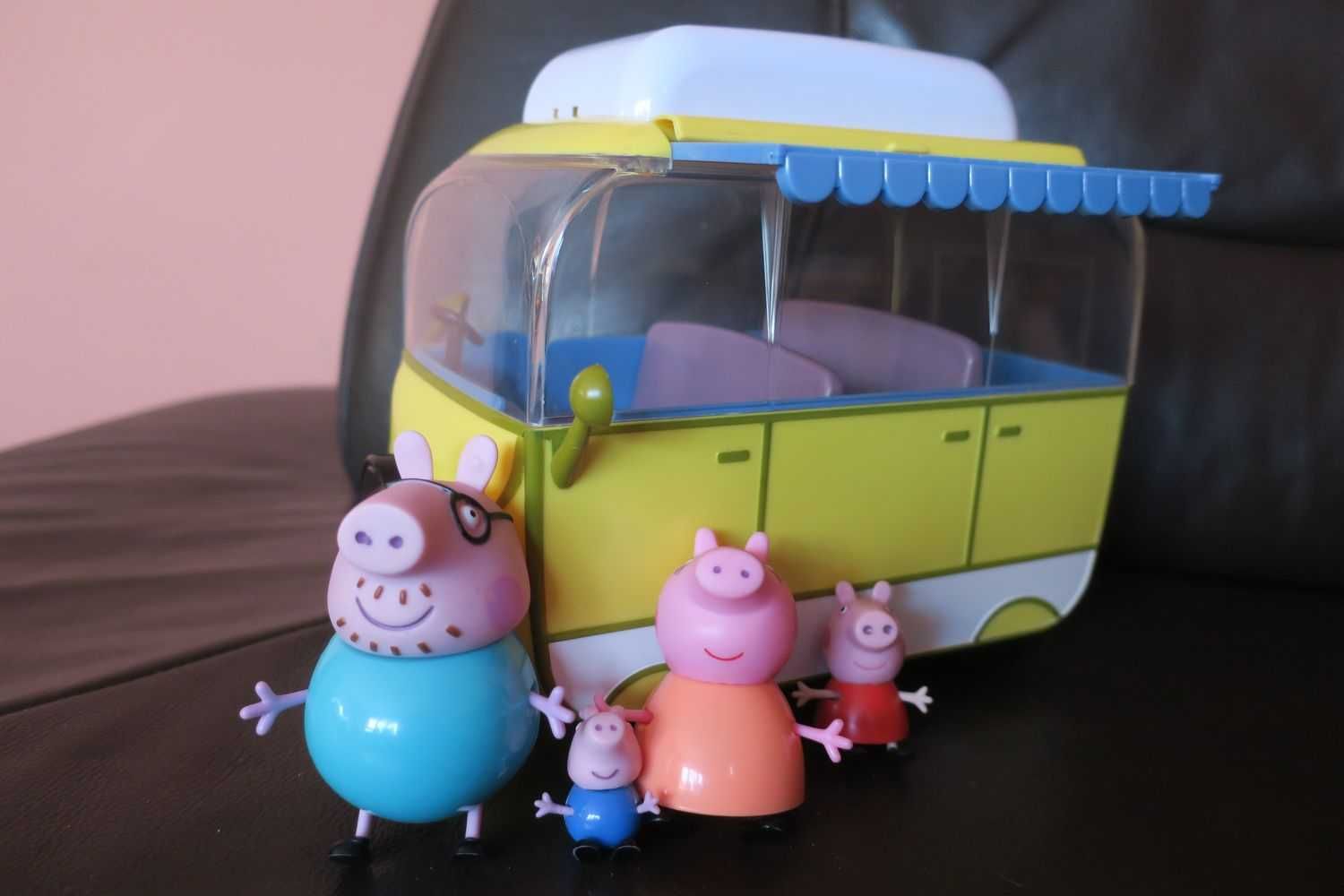 Samochód kamper Świnka Peppa auto 4 figurki