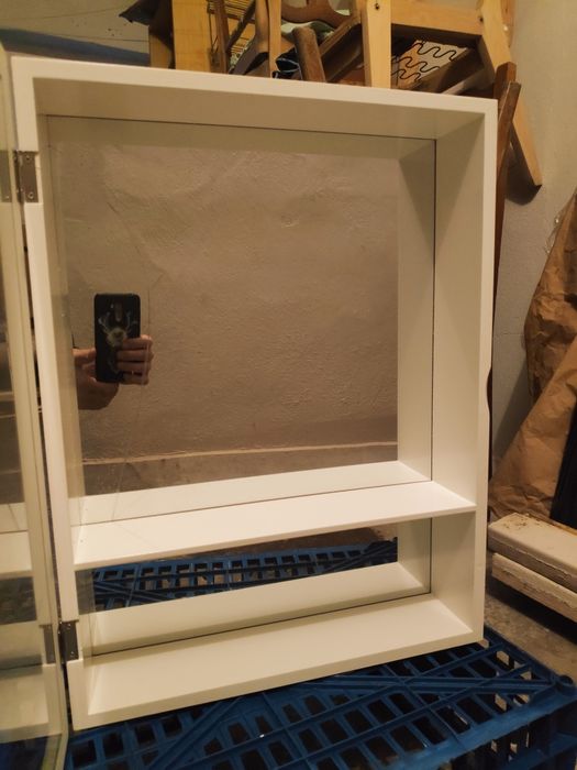 Biala szafka z lustrem