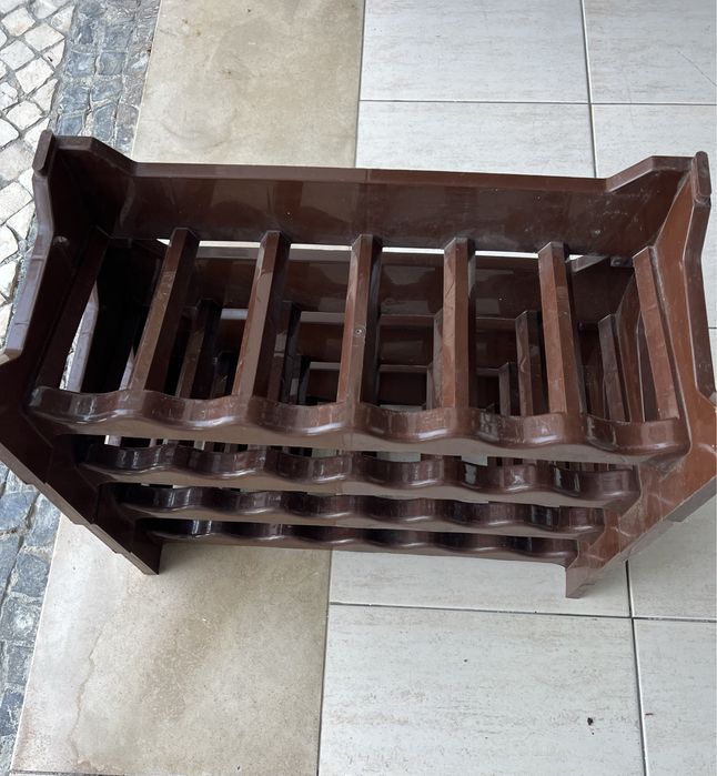 Garrafeira PVC em bom estado