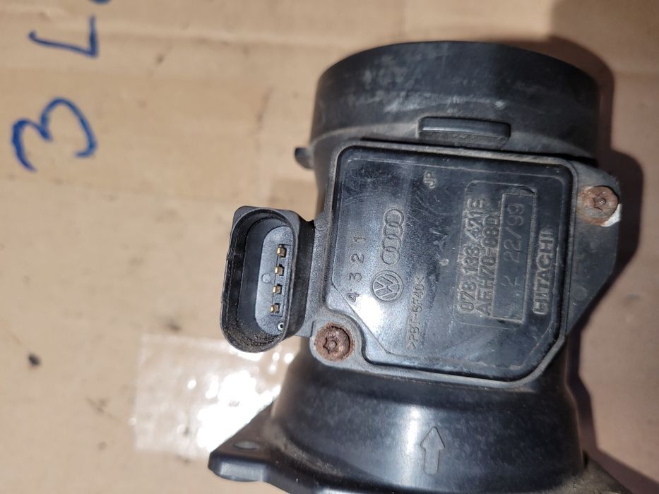 Przepływomierz masowy powietrza Hitachi audi a4 b5 LIFT 2.4 benzyna