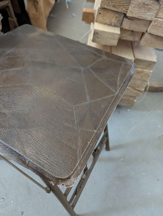 Stylowe krzesło metalowe z elementami skórzanymi