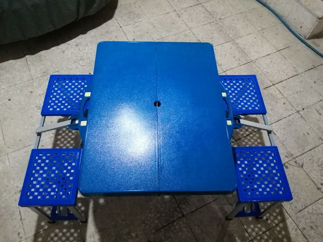 Mesa de picnic com bancos