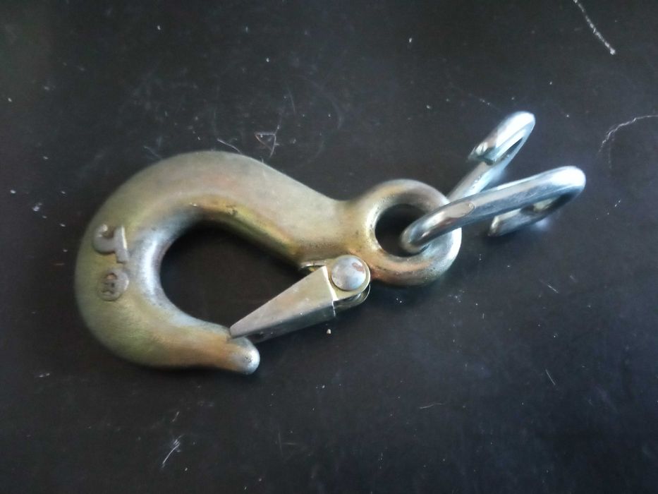 Поводок  с надёжным карабином. Карабины для большой собаки.