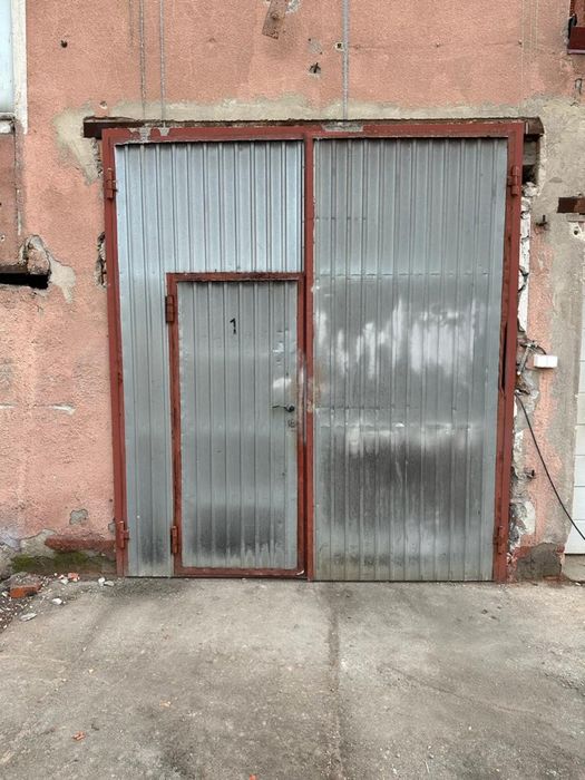 Brama warsztatowa halowa z drzwiami