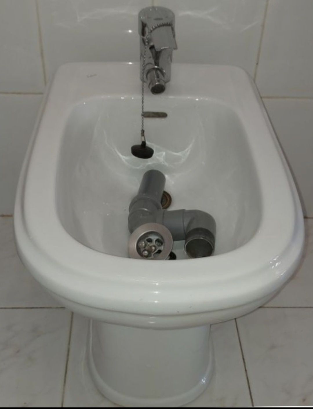 Bidé c/ torneira Grohe e/ou necessário casa de banho e/ou seca toalhas