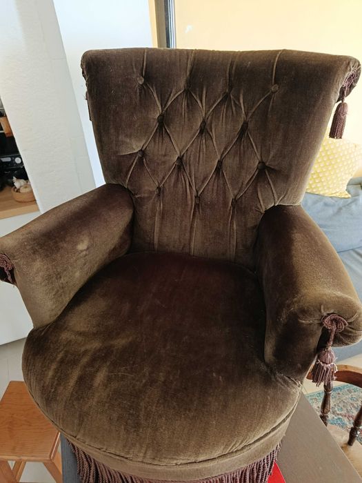 Sofá pequeno "senhorinha" em muito bom estado.