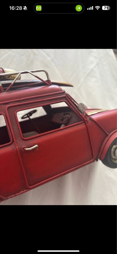 Carro vintage metalico detalhado