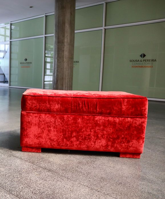 Banco vermelho em veludo