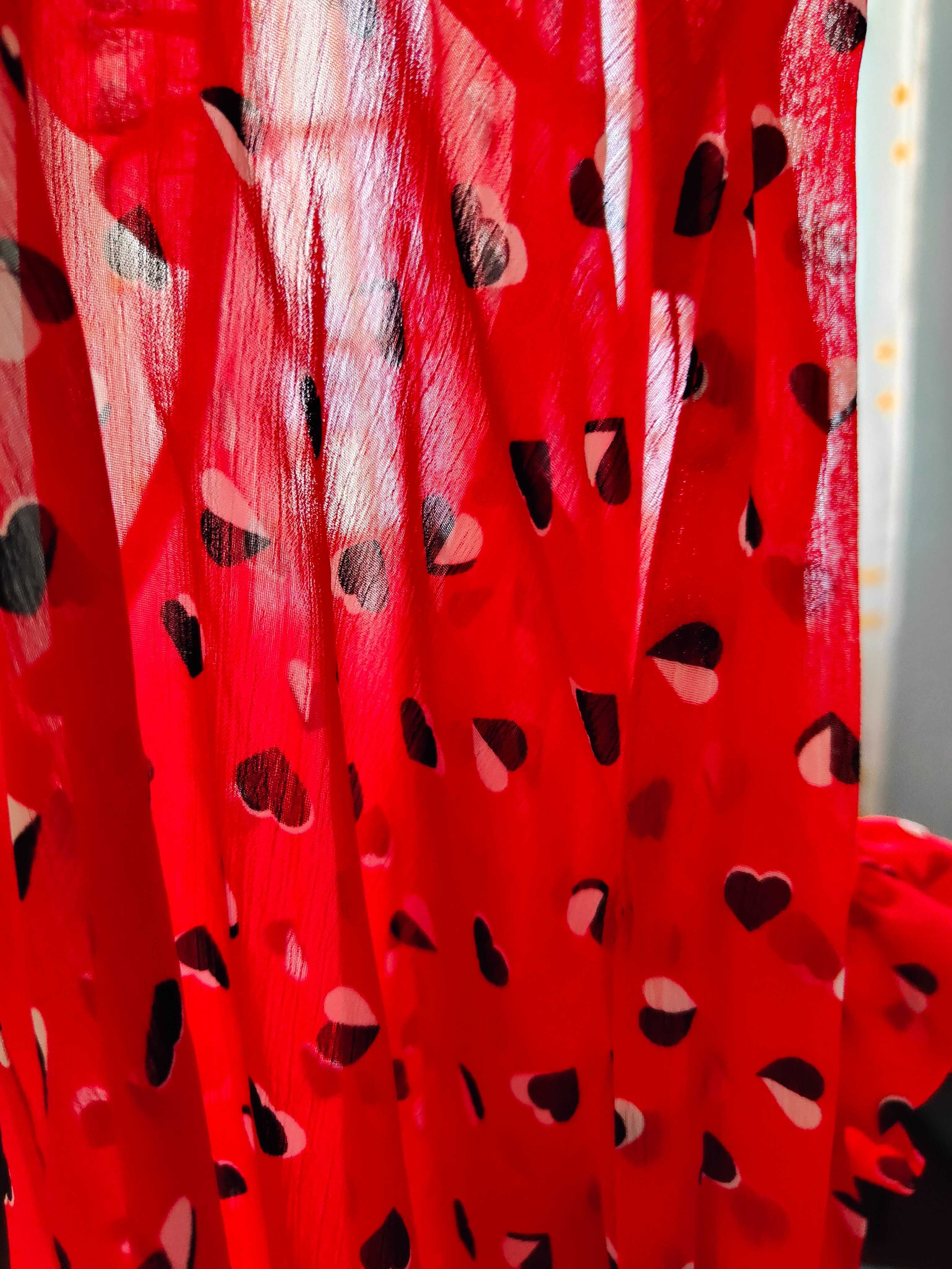 Top vermelho com corações