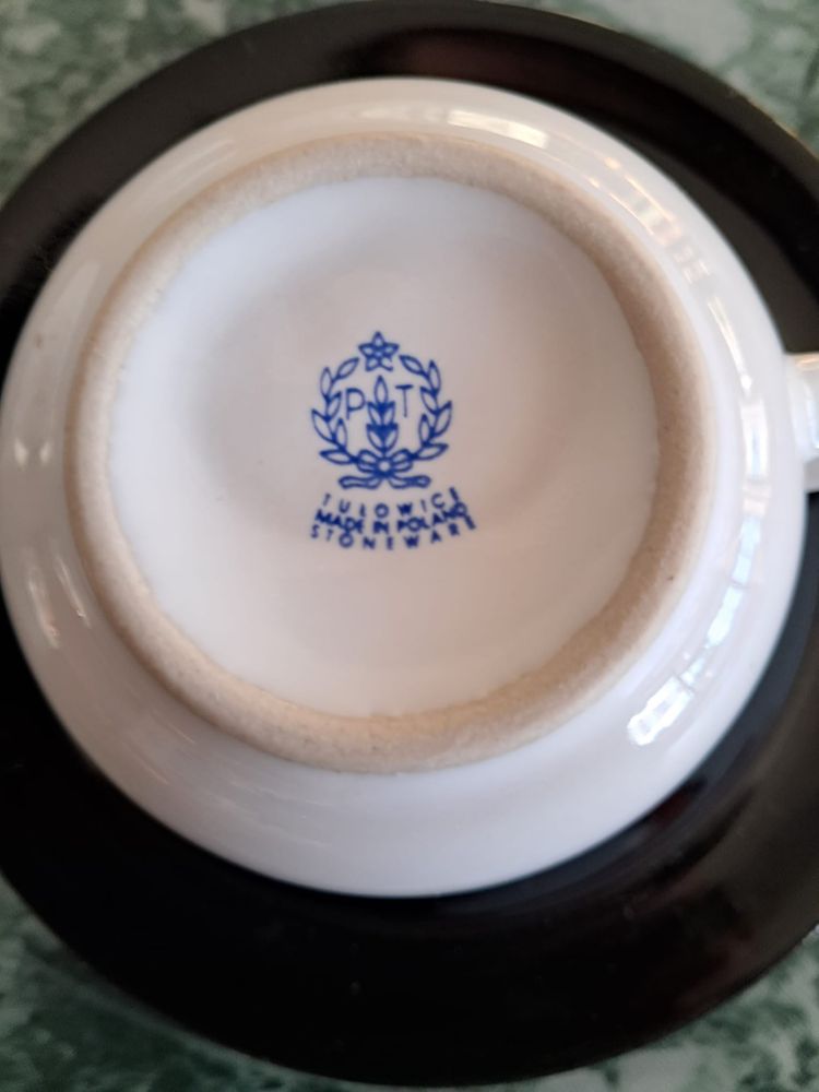 Komplet naczyń wykonanych z porcelany