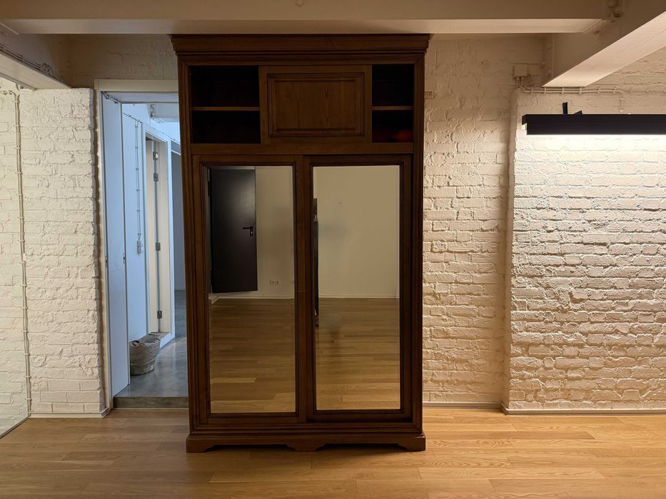 Roupeiro em Madeira Maciça com Portas Espelhadas – Excelente Estado