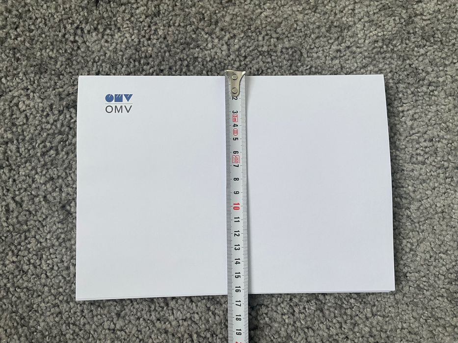 Білі конверти різних розмірів