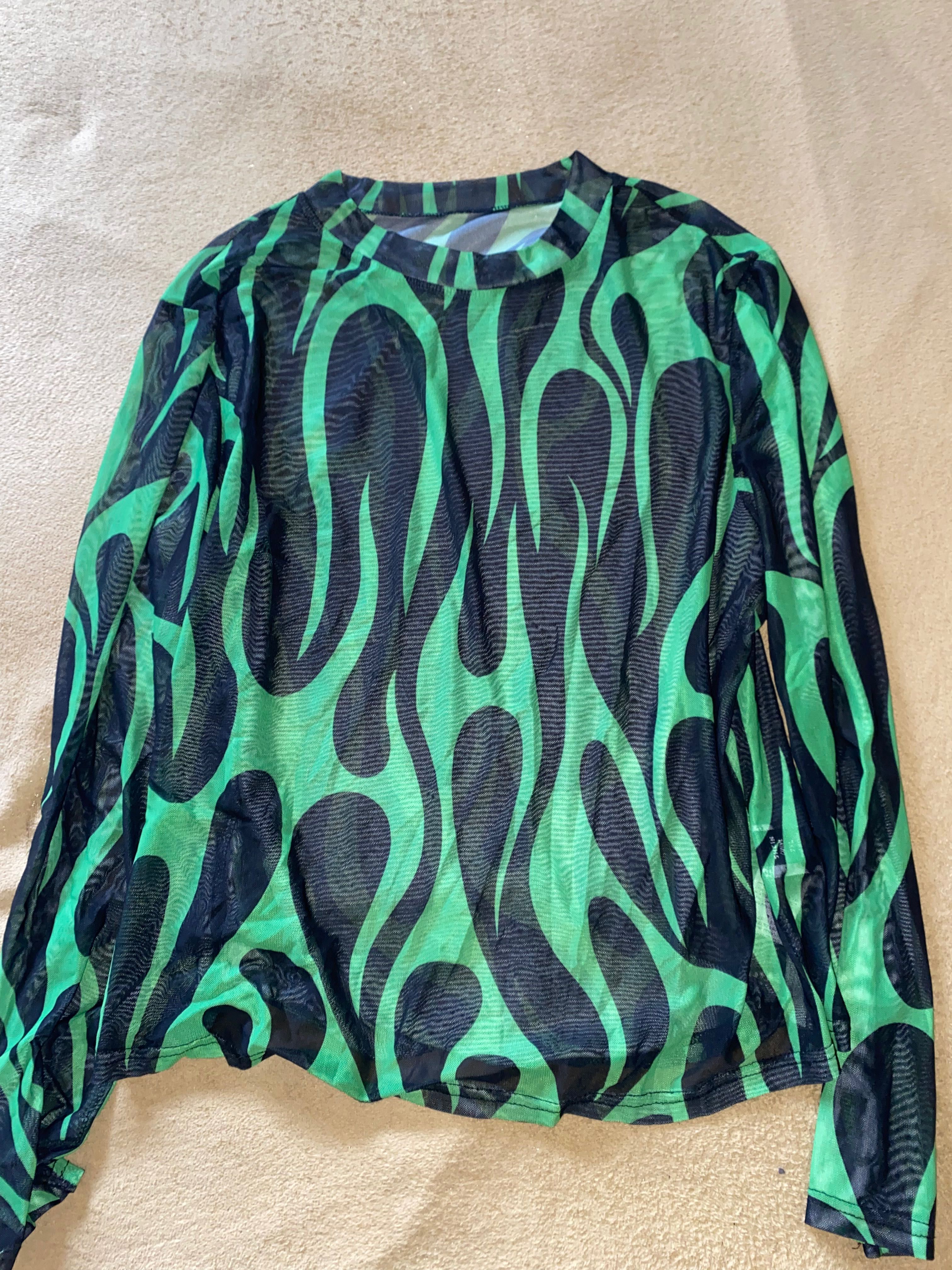 Camisola transparente com padrão de chamas verdes