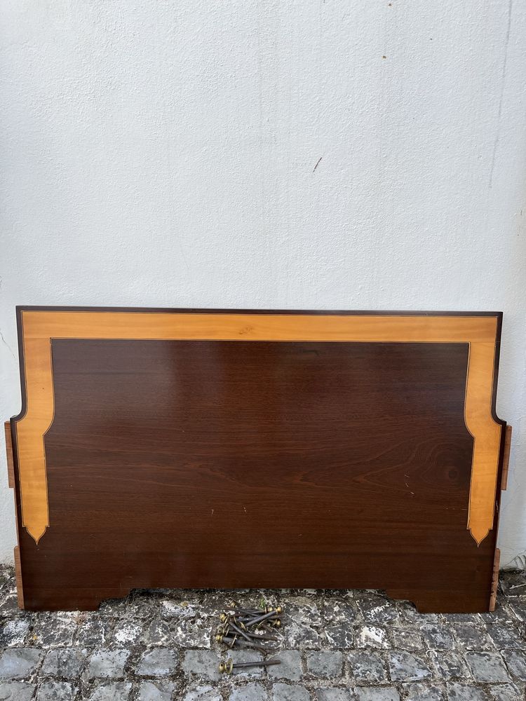Cama de madeira com colchão e estrado