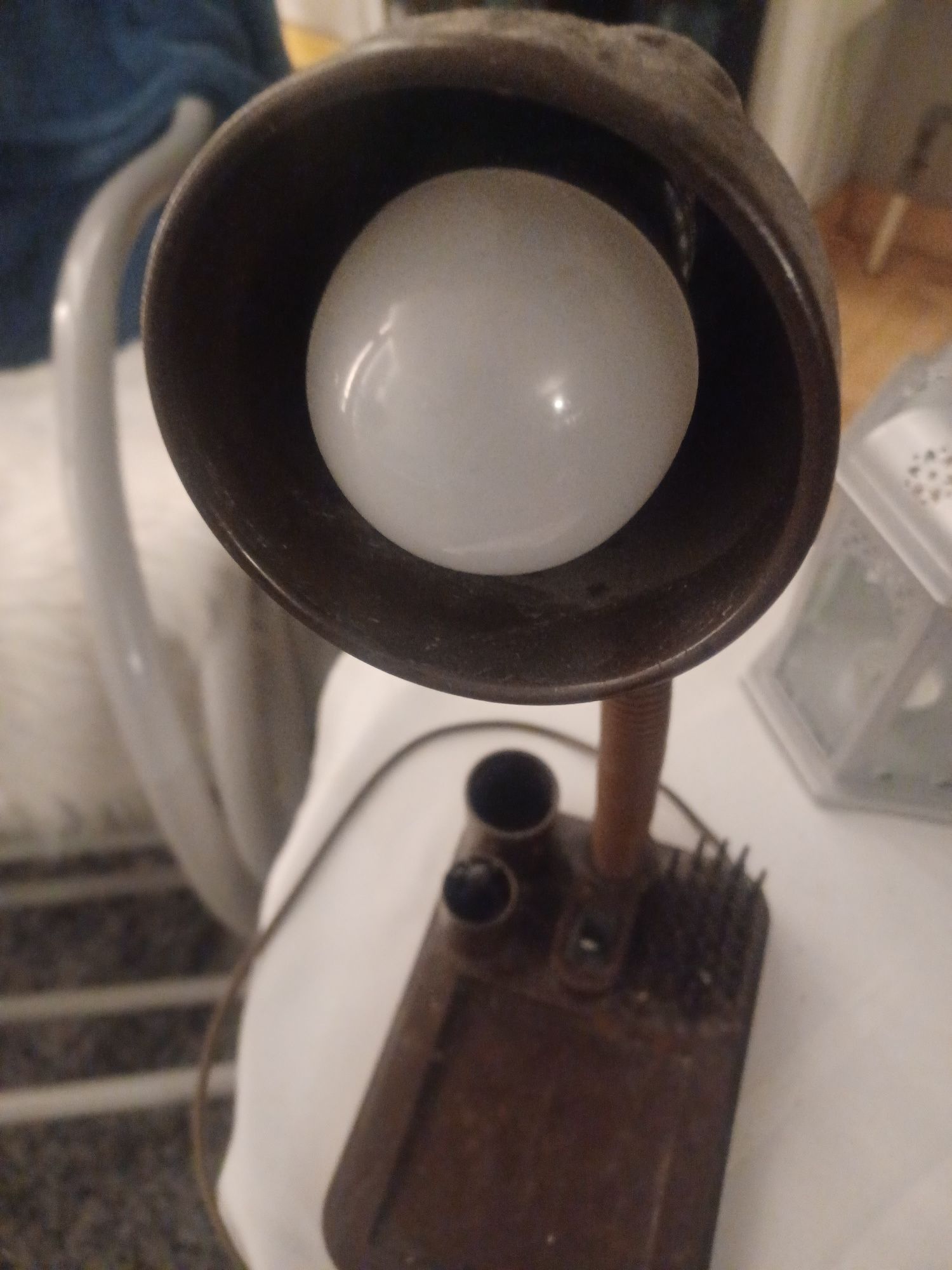 Lampka na biurko z jeżykiem i pojemnikiem na pisaki itp