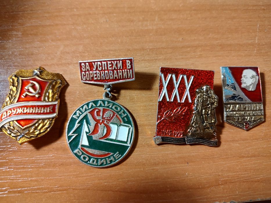 Значки СССР, значок 25 лет освобождение Харькова