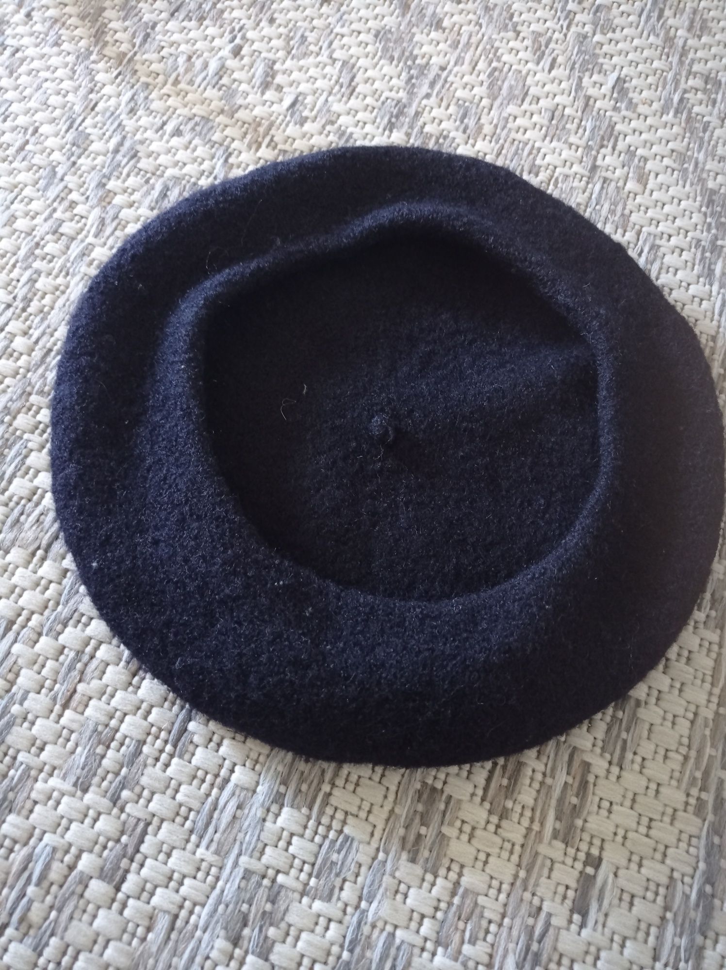 Czarny beret Mango z antenka