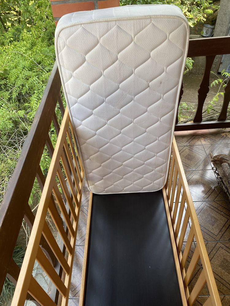 Cama de criança com colchão em bom estado de cobservação.