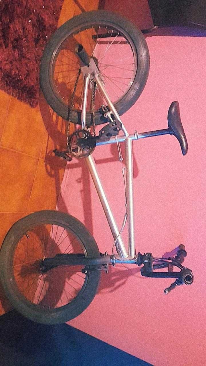 Bicicleta BMX, com sistema de girar o volante