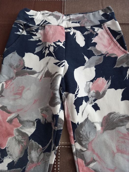 Dres, komplet dziewczęcy, motyw kwiatowy, rozmiar 104