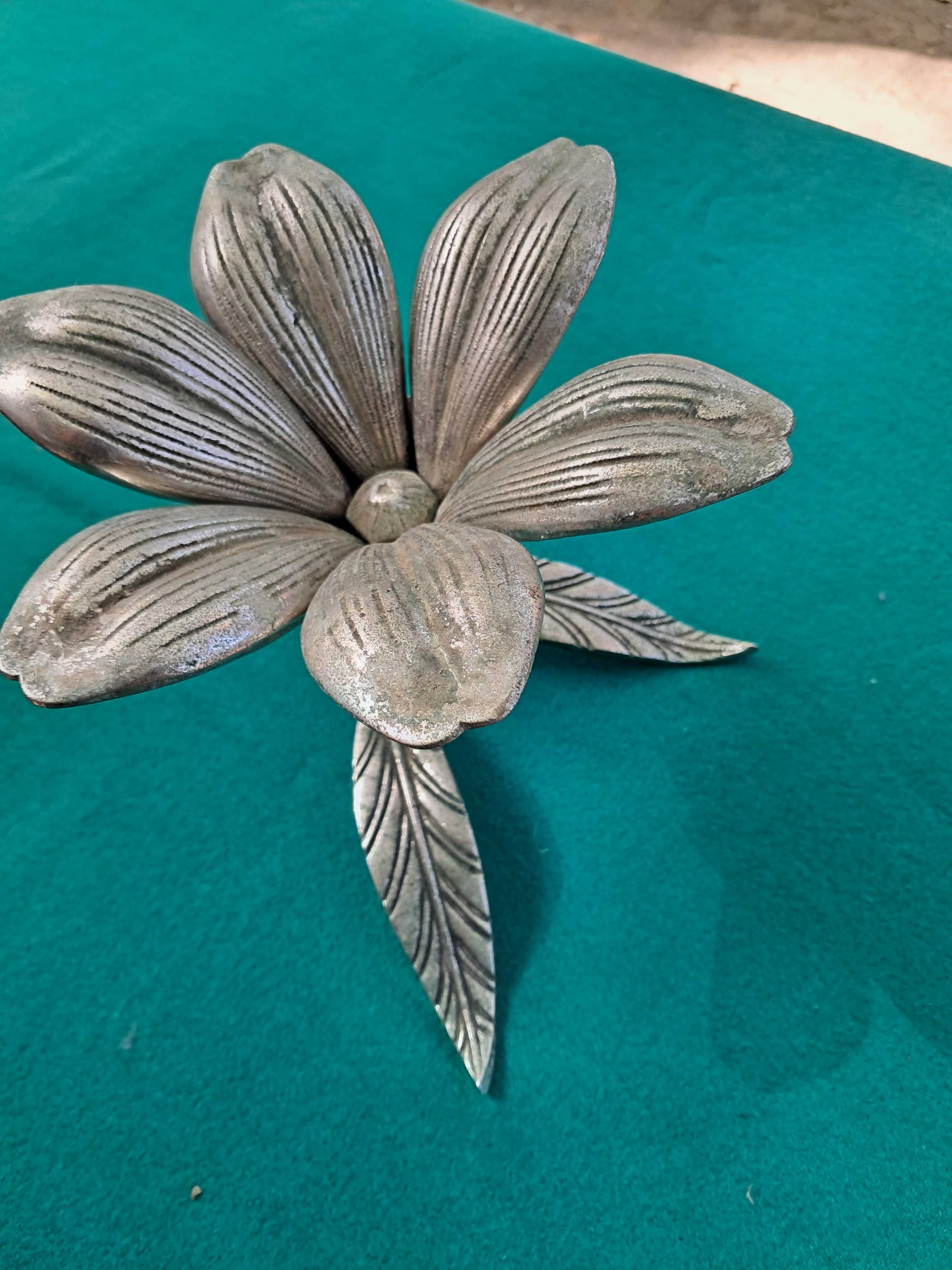 Flor/cinzeiro em latao branco vintage