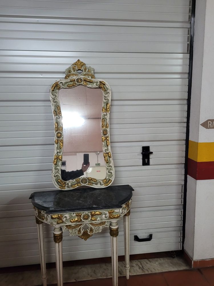 Mesa e espelho antigos
