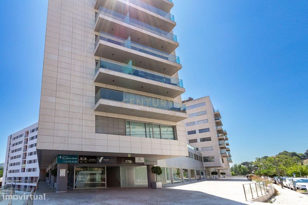 Escritório Moderno com parqueamento - Laranjeiras