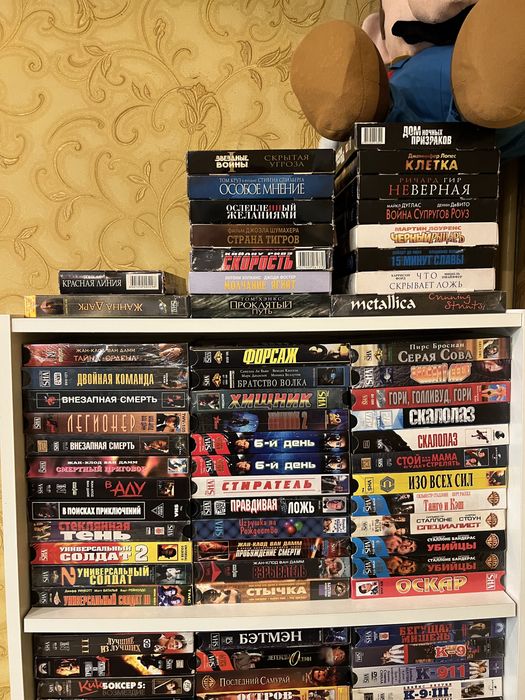 Відеокасети з різними фільмами