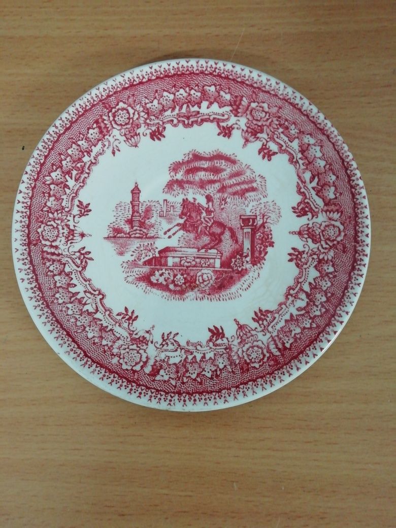 Conjunto de pratos em cerâmica de Sacavém.