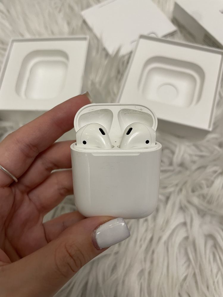 Продам оригинальные Airpods 1(+кейс airpods 2)