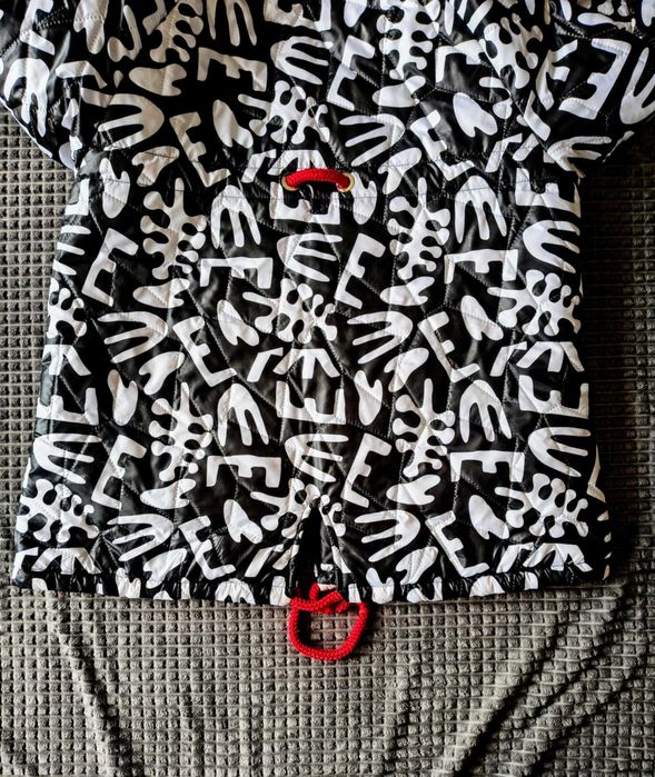 Stylowa kurtka z oryginalnym wzorem – stan idealny