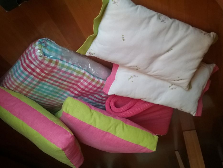 Coberta, almofadas, candeiro, abajours e tapete para Quarto de menina