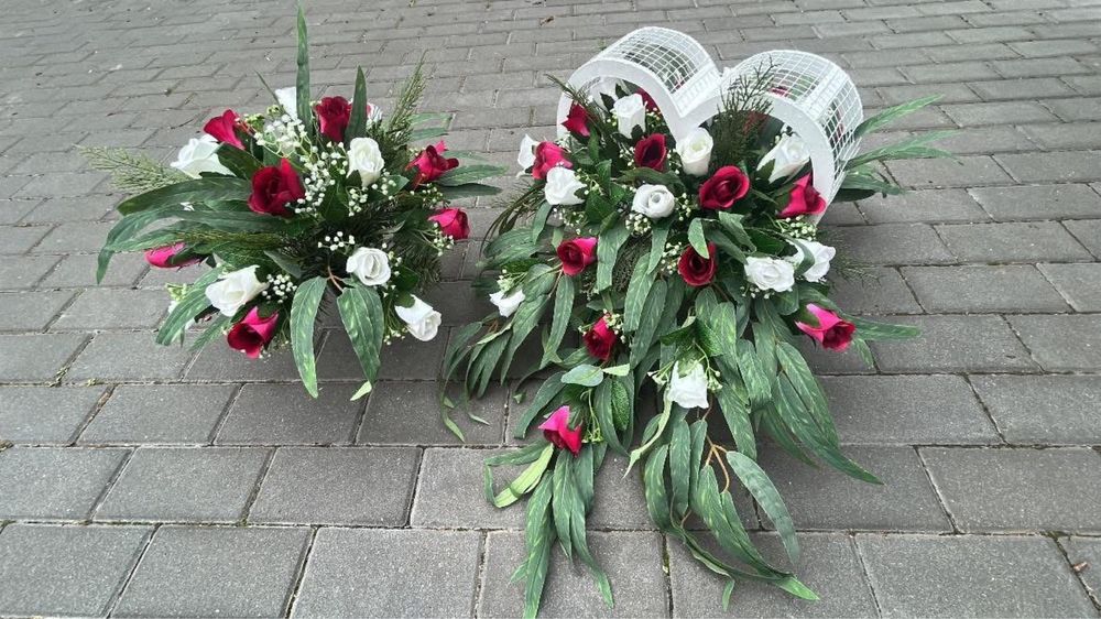 Kompozycja nagrobna z roz z bukietem do flakonu