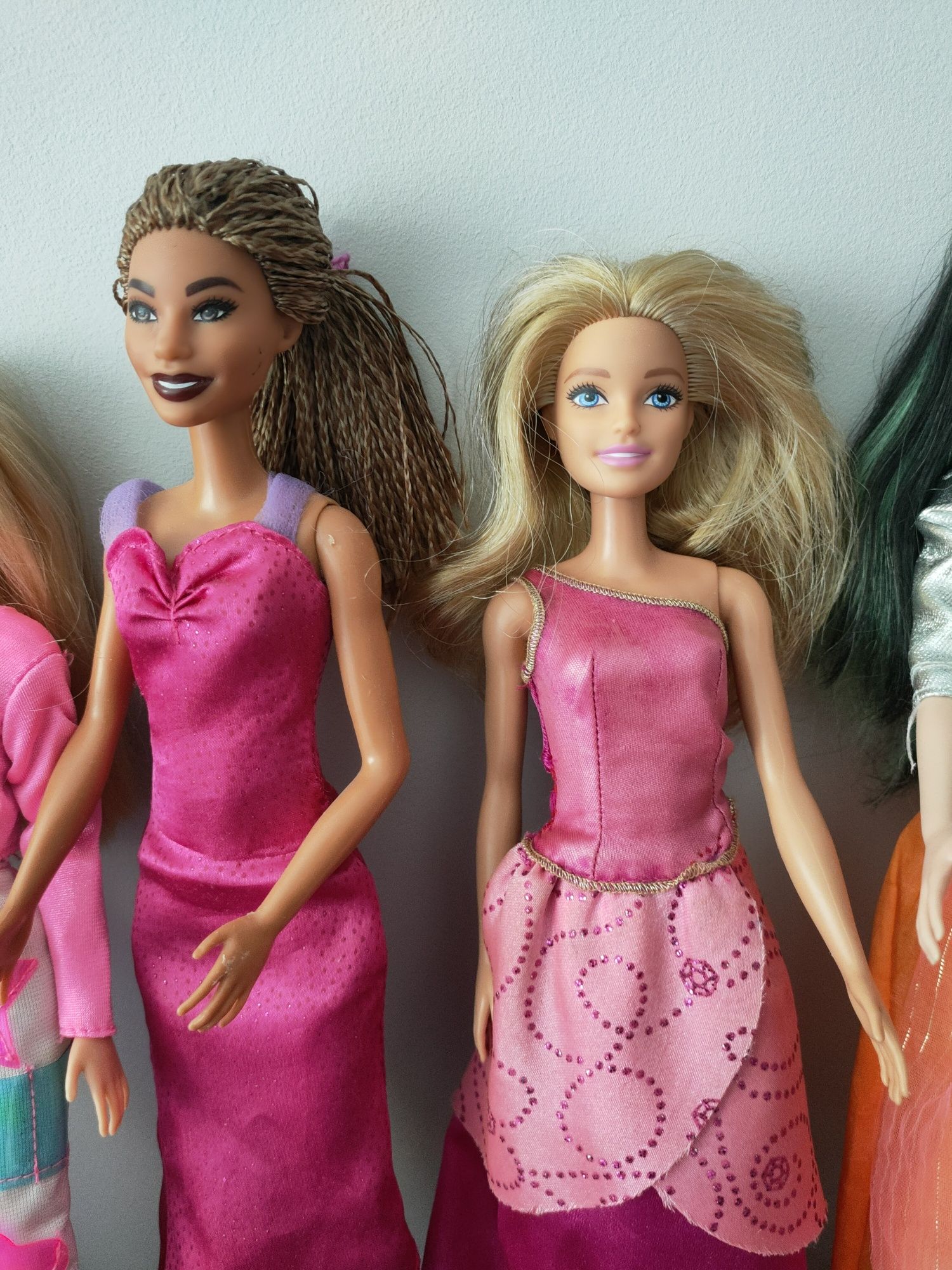 Zestaw lalek Barbie z akcesoriami.