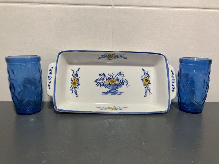 Jarro e dois copos de vidro com prato de loiça