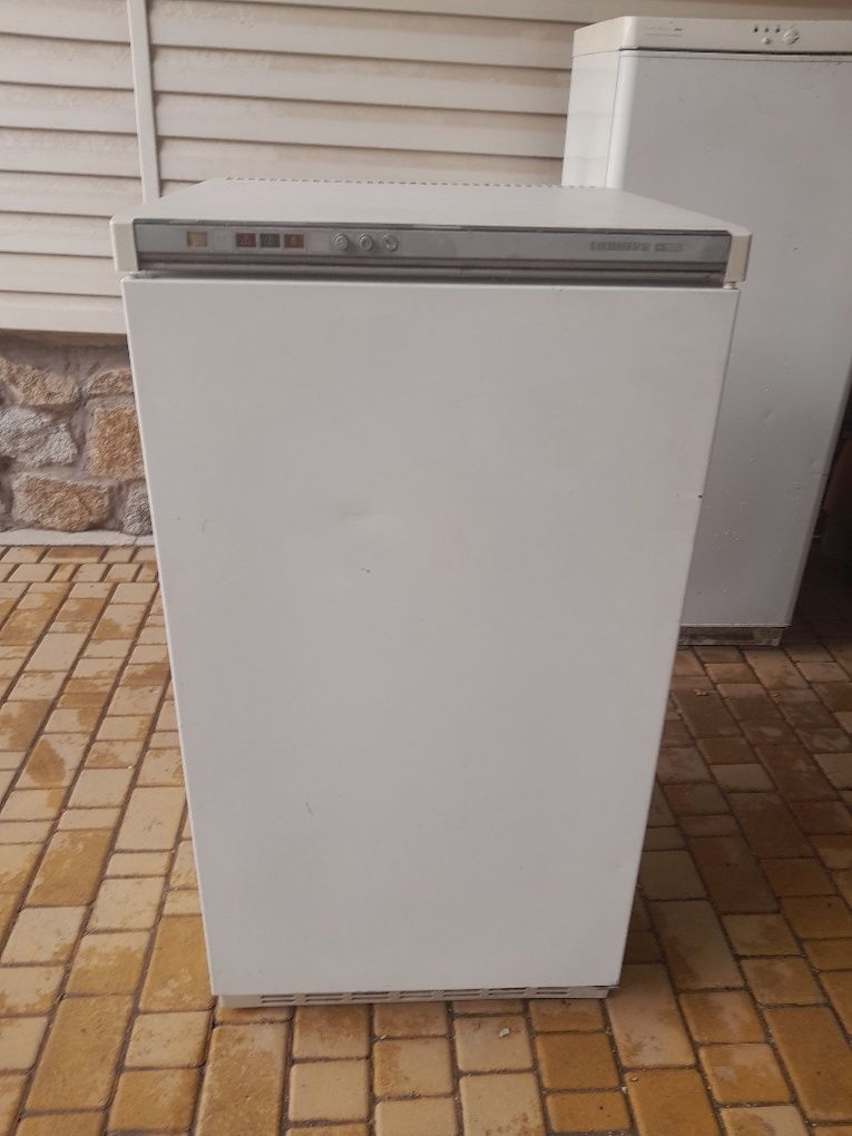 Продам компресорну морозилку компактну, 4,5 кошиків,для дачи,кафе.
