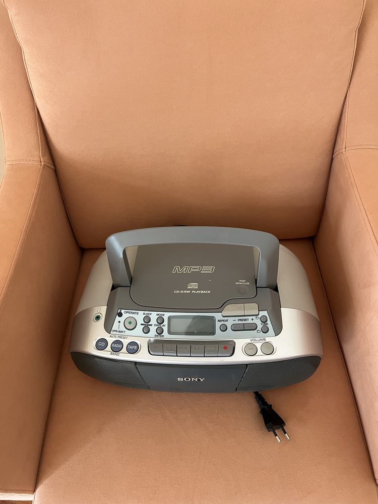 Leitor de CD portátil,  MP3 e rádio FM/AM,
