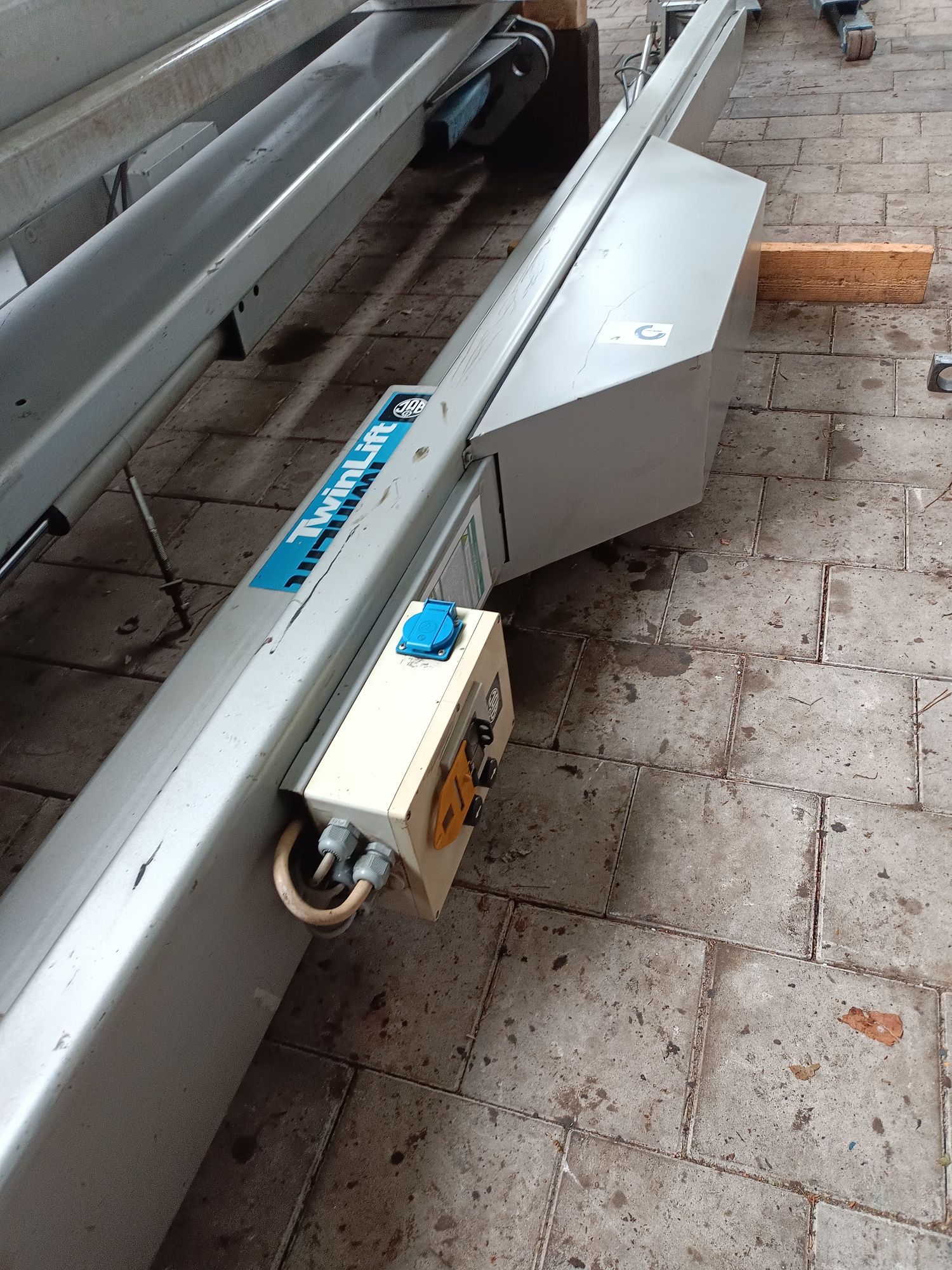 Podnośnik dwukolumnowy hydrauliczny