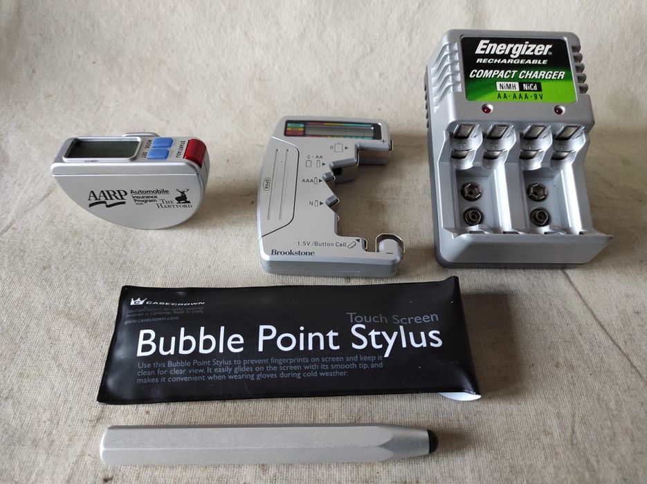 Ładowarka Energizer tester baterii krokomierz rysik do iPada zestaw