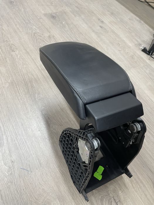 Центральный подлокотник Škoda Octavia Superb Fabia. Оригинал