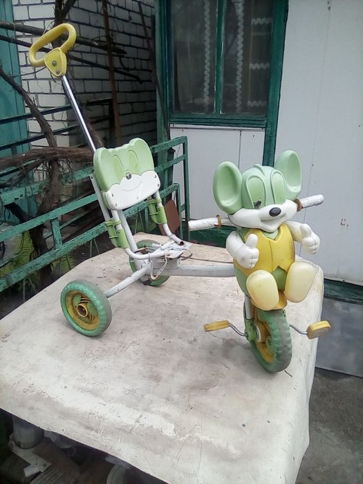 Детский велосипед с родительской ручкой.