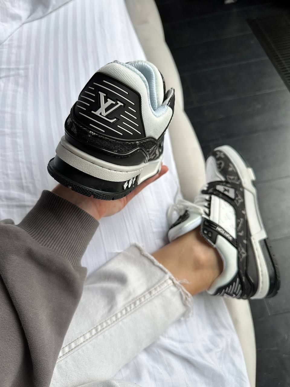 купити кросівки Louis Vuitton Trainer Sneaker White / Black распродаж1