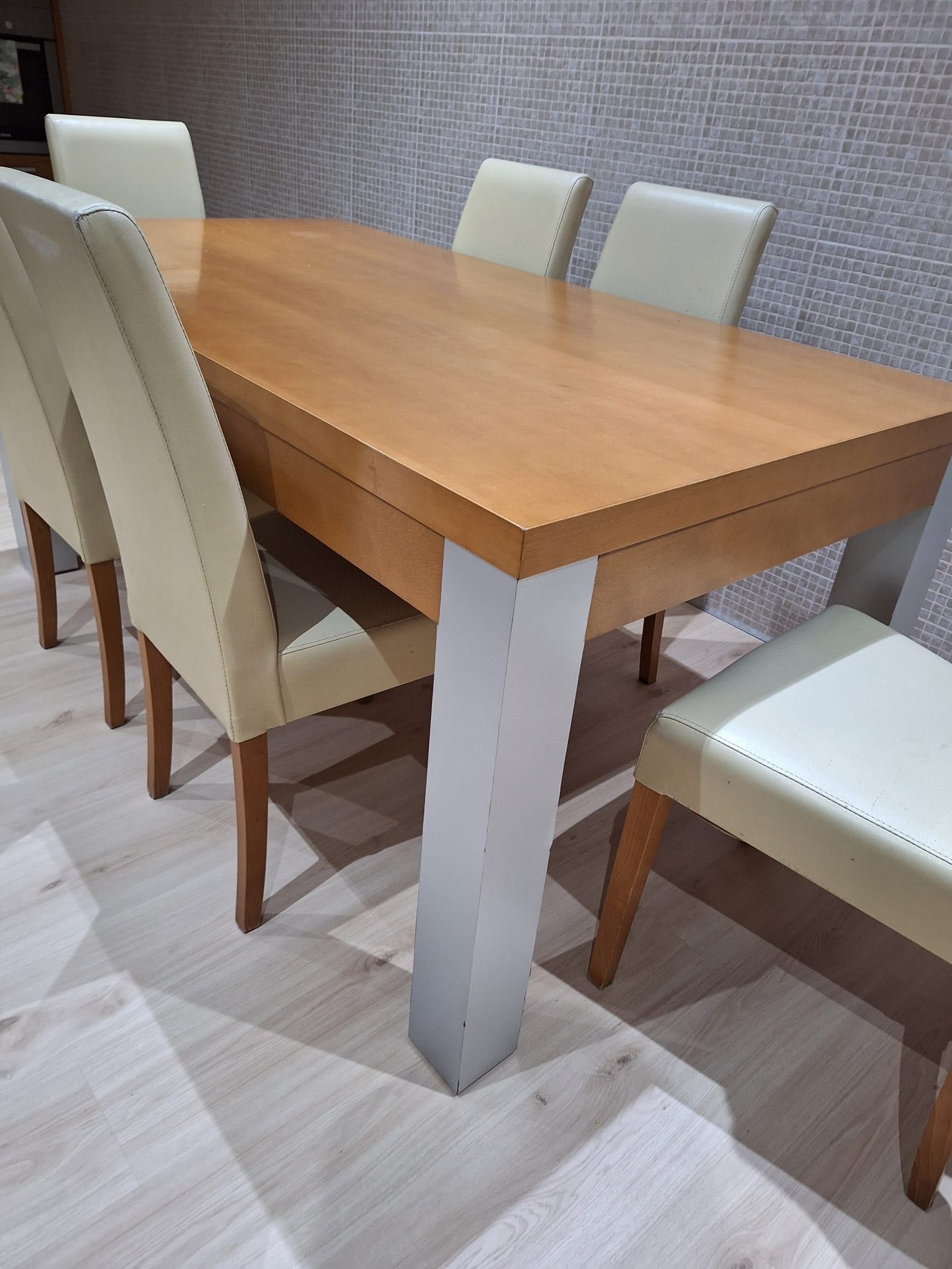 Mesa de cozinha maciça de cerejeira com pernas forradas a folga inox