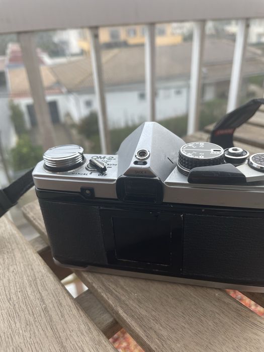 Olympus OM-2n + 50mm f/1.8 Zuiko – Analógica em ótimo estado