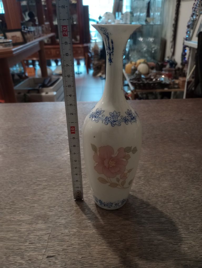 Śliczny wazon z porcelany sygnowany