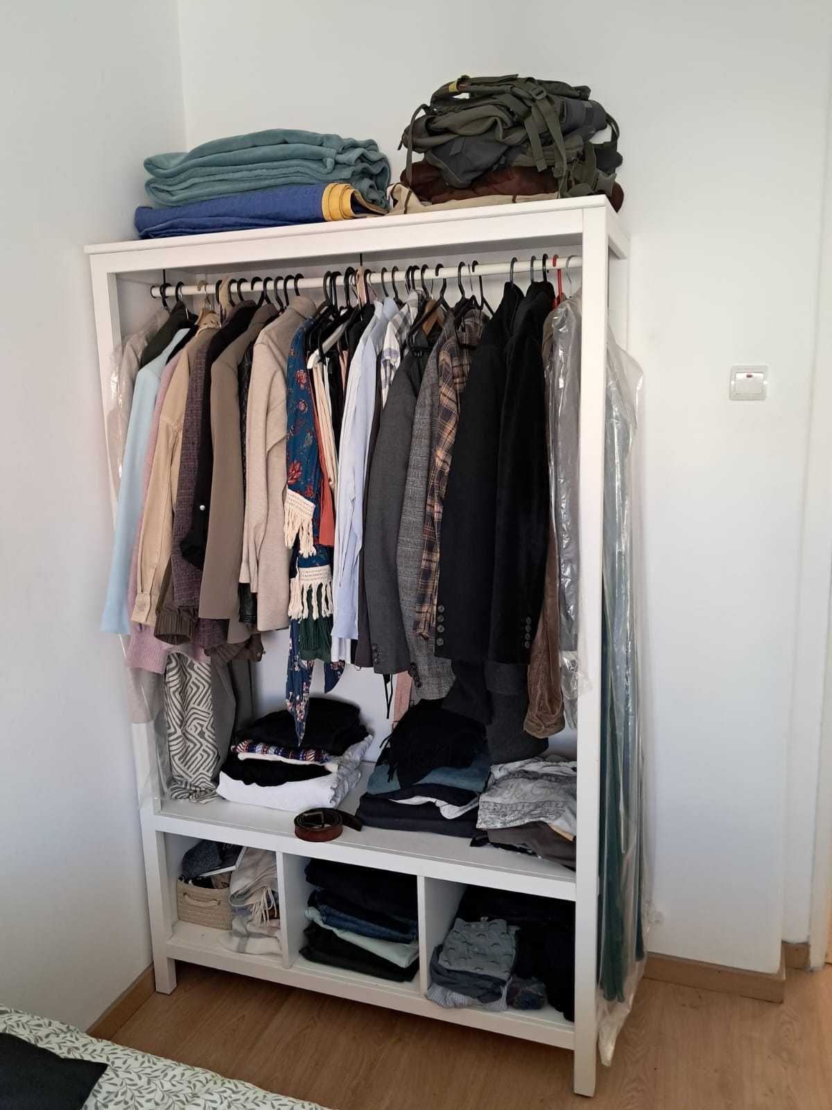 Roupeiro branco aberto