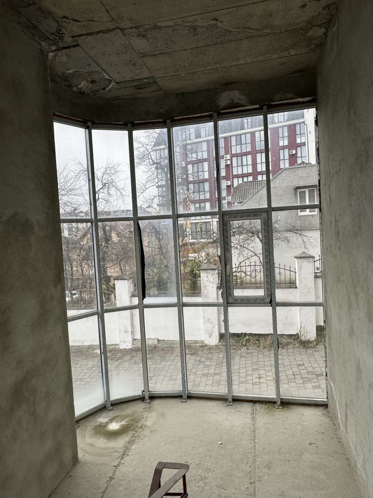 Продається комерційне  приміщення по вул Крушельницької 151 м2