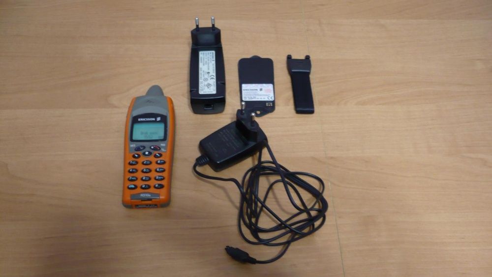 Kolekcjonerski telefon komórkowy Ericsson R310S wraz z akcesoriami